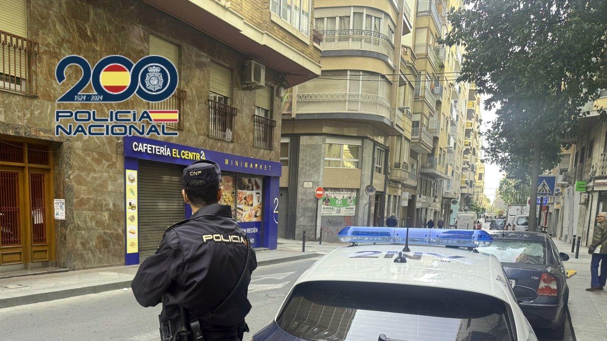 Policía de paisano detiene intento de hurto a anciano en Elche: un vecino héroe interviene