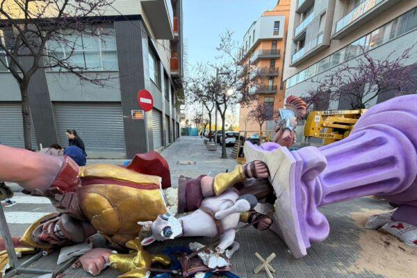 Fuerte Viento Destruye el Remate Principal de la Falla Escultor Vicente Pallardó en Torrent