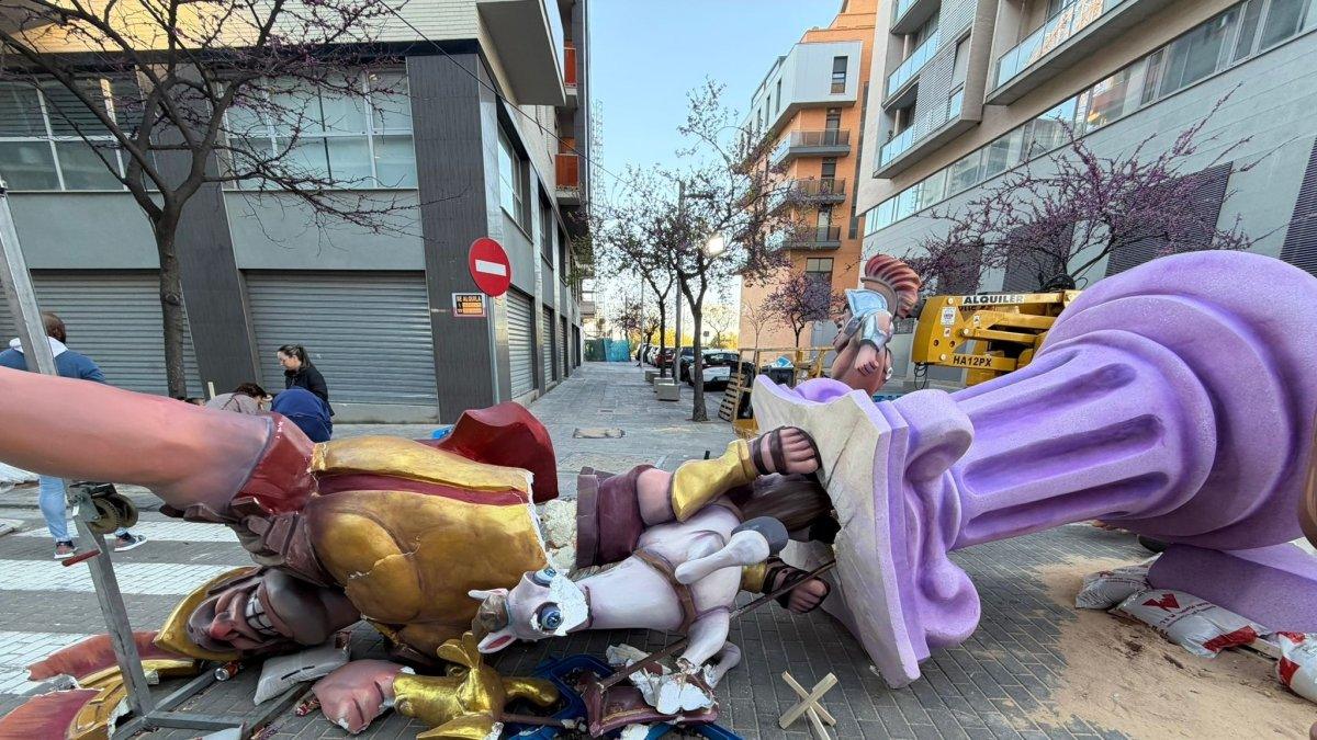 Fuerte Viento Destruye el Remate Principal de la Falla Escultor Vicente Pallardó en Torrent
