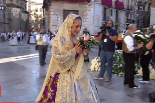 Devoción y flores en la Ofrenda: Celebrando a la "Geperudeta" en la primera jornada del mundo fallero
