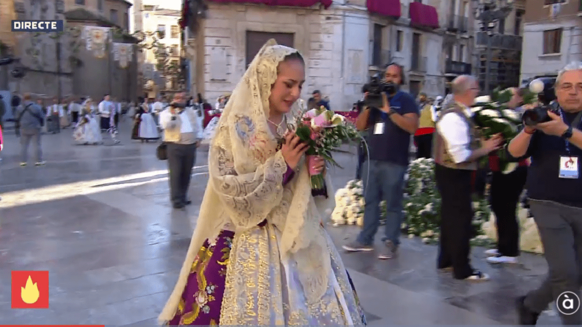 Devoción y flores en la Ofrenda: Celebrando a la "Geperudeta" en la primera jornada del mundo fallero