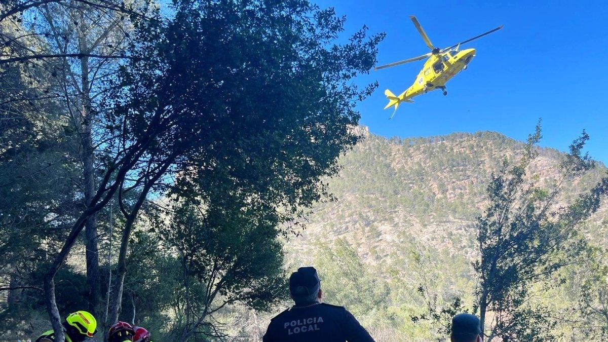 Heroica octogenaria es rescatada en helicóptero tras sufrir una luxación en una cueva de Montanejos