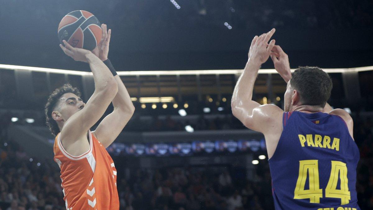 El Valencia sucumbe ante el Barcelona (62 66) en medio de las Fallas por la pólvora mojada