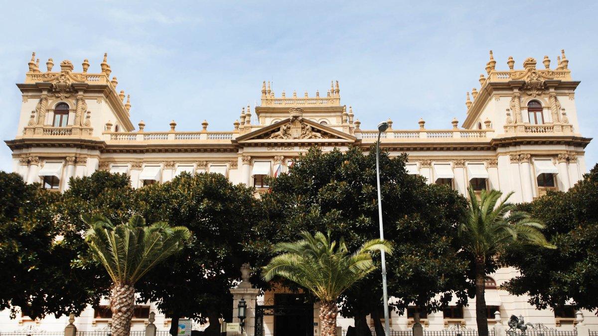 Diputación Refuerza su Compromiso Ecológico: Edificios Emblemáticos Participan en la Hora del Planeta