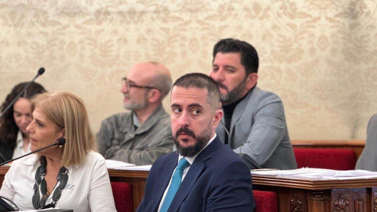 "Vox Justifica la Exclusión de UGT y CCOO en la Ordenanza de Subvenciones de Alicante: El Aumento del Precio del Marisco como Argumento"