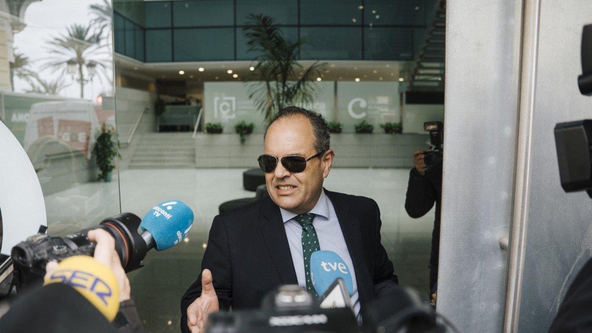 "Baño se Defiende: 'Nunca He Recibido un Euro' y Anuncia su Comparecencia Voluntaria ante el Juez"