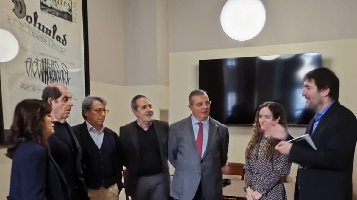 "Refugio y Desgarro": El Impactante Poemario de Javier Pérez Bazo Ganador del Premio Internacional Miguel Hernández