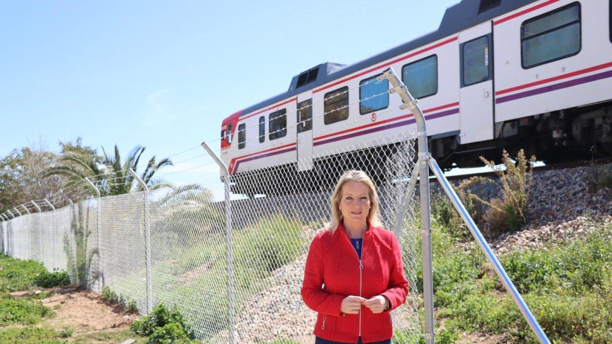 El vallado de las vías en Xirivella: un paso adelante que subraya la necesidad del paso subterráneo urgente