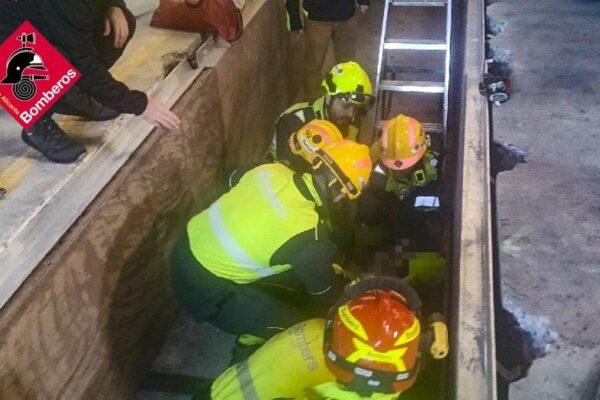 Bomberos salvan a trabajador atrapado en foso de fábrica en San Vicente del Raspeig