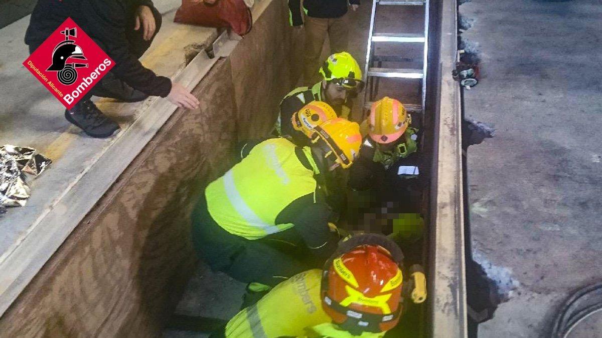 Bomberos salvan a trabajador atrapado en foso de fábrica en San Vicente del Raspeig