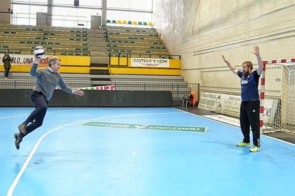 Feijóo revive sus memorias como jugador de balonmano en Segovia: una mirada al pasado deportivo
