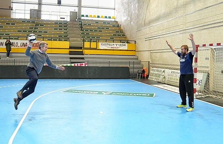 Feijóo revive sus memorias como jugador de balonmano en Segovia: una mirada al pasado deportivo