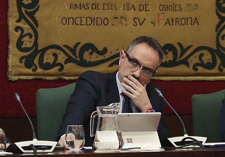 El alcalde de Móstoles se niega a dimitir tras la admisión de la querella por acoso sexual