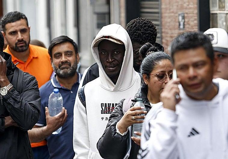 La Generalitat impugna el decreto de regularización de inmigrantes del Gobierno por su efecto en los servicios públicos