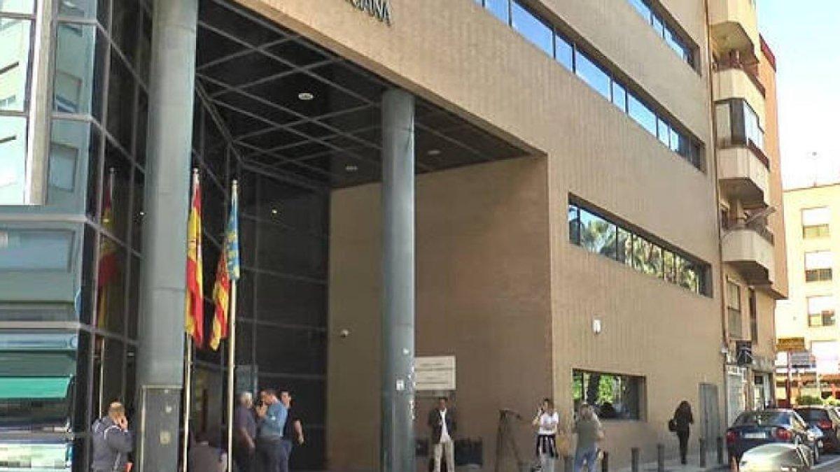 Condenan a prisión a un "manitas" por violar a una menor en Alicante mientras alegaba que arreglaba unos cables