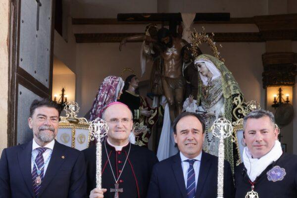 Pérez Llorca se Une a la Procesión de la Santa Cruz en Alicante: Celebra con Intensidad las Tradiciones de la Comunitat Valenciana