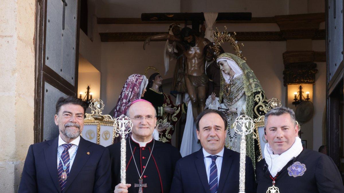 Pérez Llorca se Une a la Procesión de la Santa Cruz en Alicante: Celebra con Intensidad las Tradiciones de la Comunitat Valenciana