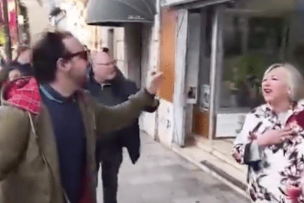 Controversia en Vinaròs: Vecinos enfrentan a la alcaldesa por nueva reforma lingüística que iguala castellano y valenciano