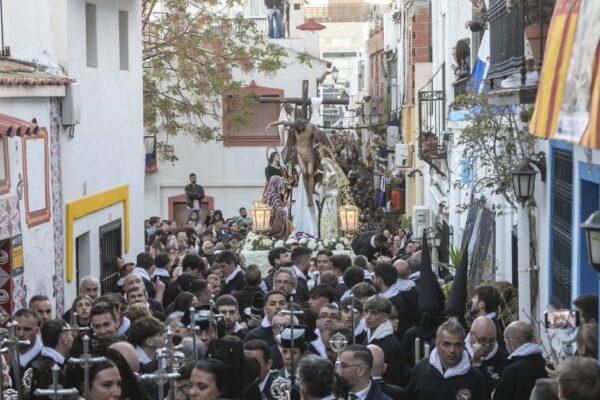 Fervor y Tradición en Alicante: La Impactante Procesión de la Santa Cruz Este Miércoles Santo