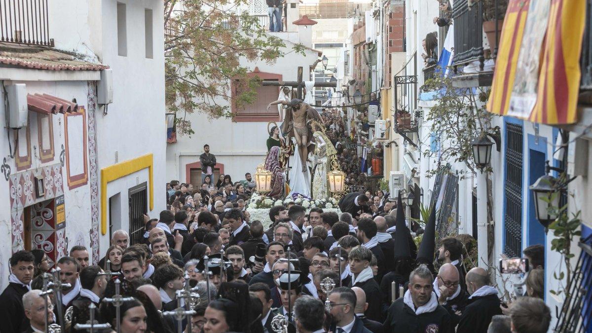 Fervor y Tradición en Alicante: La Impactante Procesión de la Santa Cruz Este Miércoles Santo
