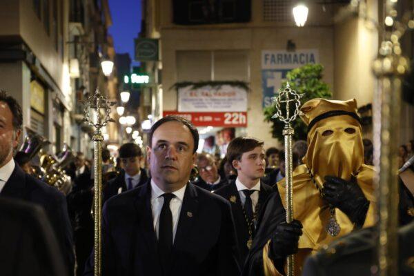 Pérez Llorca sorprende en la Semana Santa de Elche con su debut en una procesión emblemática