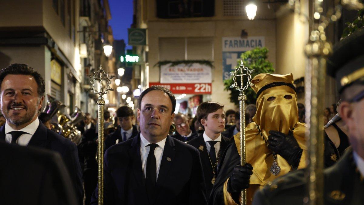 Pérez Llorca sorprende en la Semana Santa de Elche con su debut en una procesión emblemática