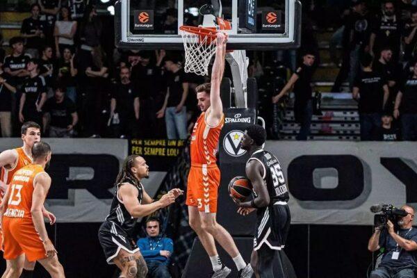 Valencia Basket rompe la maldición en Bolonia con la obra maestra de Reuvers y se acerca a los playoffs (81 94)