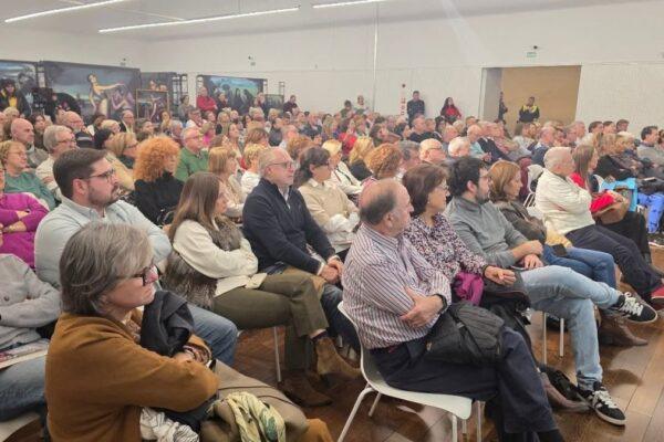 Rajoy y Silvia Intxaurrondo: El PP de Torrent denuncia el desmontaje de una exposición por el PSOE en L'Antic Mercat