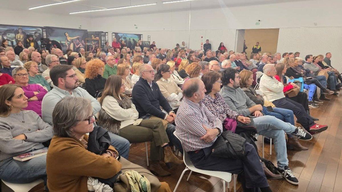Rajoy y Silvia Intxaurrondo: El PP de Torrent denuncia el desmontaje de una exposición por el PSOE en L'Antic Mercat