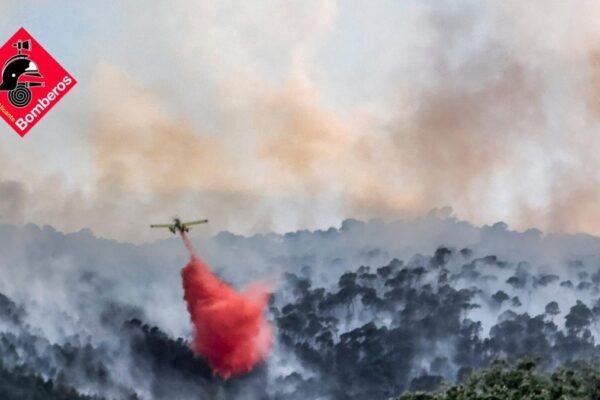 Incendio en el Maigmó: Bomberos luchan contra tres focos en terreno de difícil acceso con apoyo aéreo y terrestre