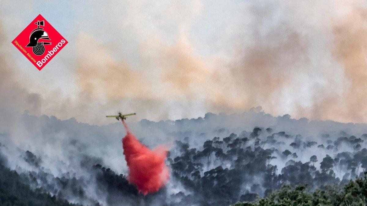 Incendio en el Maigmó: Bomberos luchan contra tres focos en terreno de difícil acceso con apoyo aéreo y terrestre