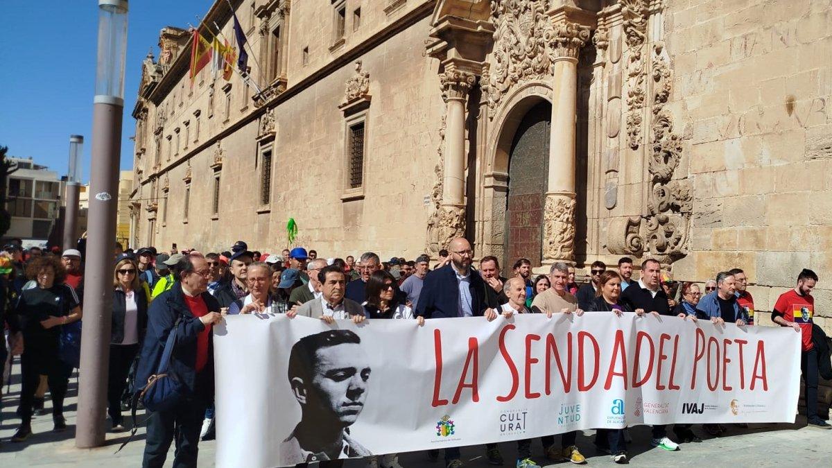 La 30ª Edición de la "Senda del Poeta": 1.500 Personas Rinden Homenaje a Miguel Hernández entre Orihuela y Alicante