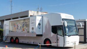 Descubre el autobús inmersivo que recorre los pueblos valencianos y te prepara para catástrofes con realidad virtual