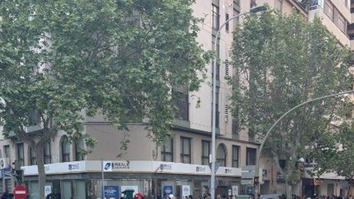 Tensión y aglomeraciones en las colas de regularización de inmigrantes en Castellón: sindicatos exigen más refuerzos policiales