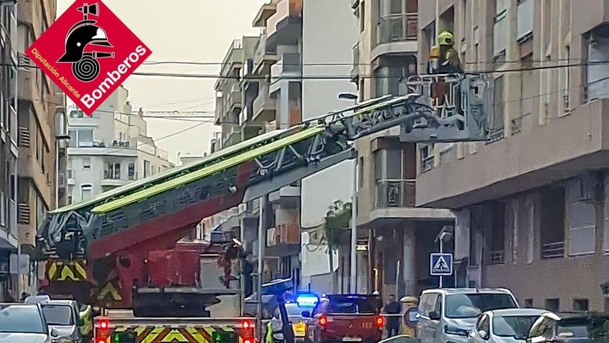 Evacuación de vecinos en Torrevieja por un incendio en un edificio de cinco plantas