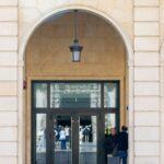 Polémica en el juicio: La abogada defensora saluda con dos besos a la hija de una testigo opuesta