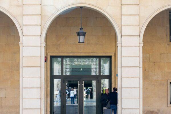 Polémica en el juicio: La abogada defensora saluda con dos besos a la hija de una testigo opuesta
