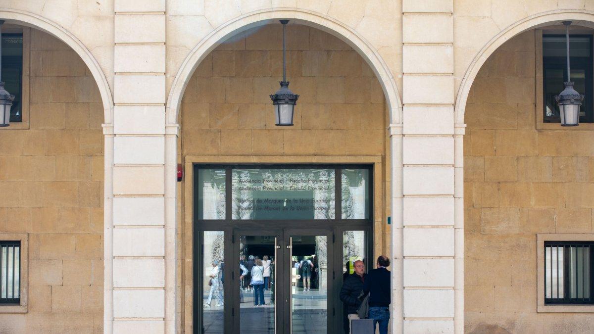 Polémica en el juicio: La abogada defensora saluda con dos besos a la hija de una testigo opuesta