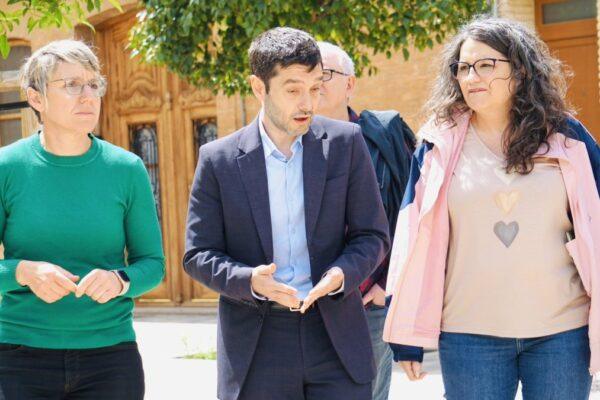 Oltra regresa a Orriols con Papi Robles y propone una coalición de izquierdas sin abordar su gestión pasada