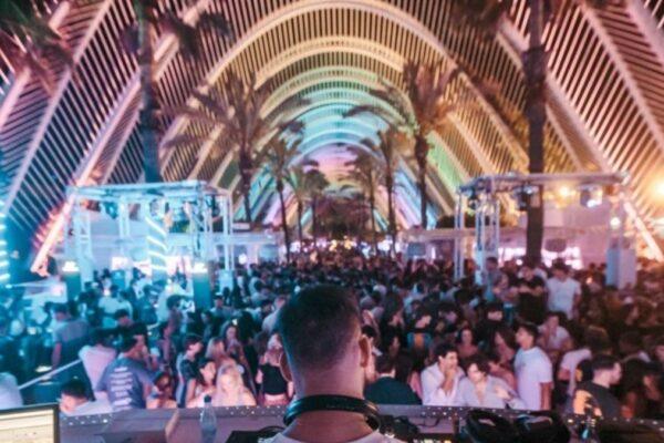 Vecinos de la Ciudad de las Artes amenazan con acciones legales contra el Umbracle, CACSA y la Generalitat si se abre la terraza