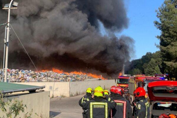 Incendio en planta de reciclaje en Onda: Desalojo de viviendas y activación del Plan de Emergencias