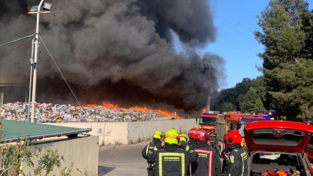 Incendio en planta de reciclaje en Onda: Desalojo de viviendas y activación del Plan de Emergencias