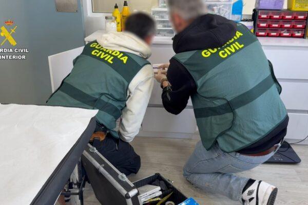 Detenida una falsa doctora y su cómplice en Santa Pola por administrar psicotrópicos intravenosos y falsificar recetas