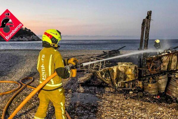 Incendio en Altea: Un chiringuito del Puerto Marina Greenwich se convierte en cenizas tras las llamas