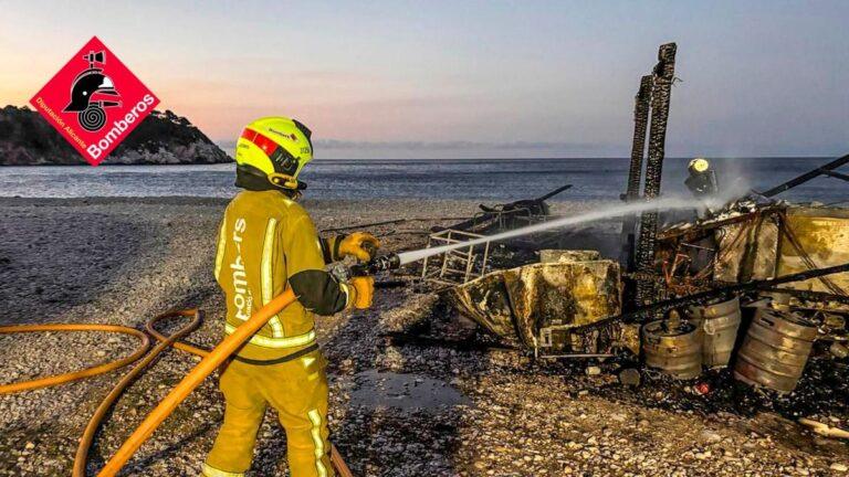 Incendio en Altea: Un chiringuito del Puerto Marina Greenwich se convierte en cenizas tras las llamas