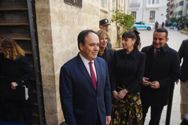 La Diputación argumenta que la pareja de Pérez Llorca obtuvo su puesto de forma similar a la actual secretaria de dirección del PSPV