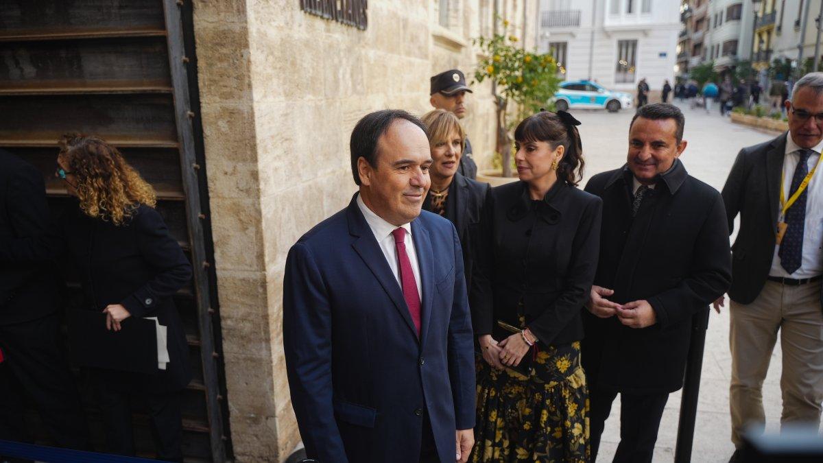La Diputación argumenta que la pareja de Pérez Llorca obtuvo su puesto de forma similar a la actual secretaria de dirección del PSPV
