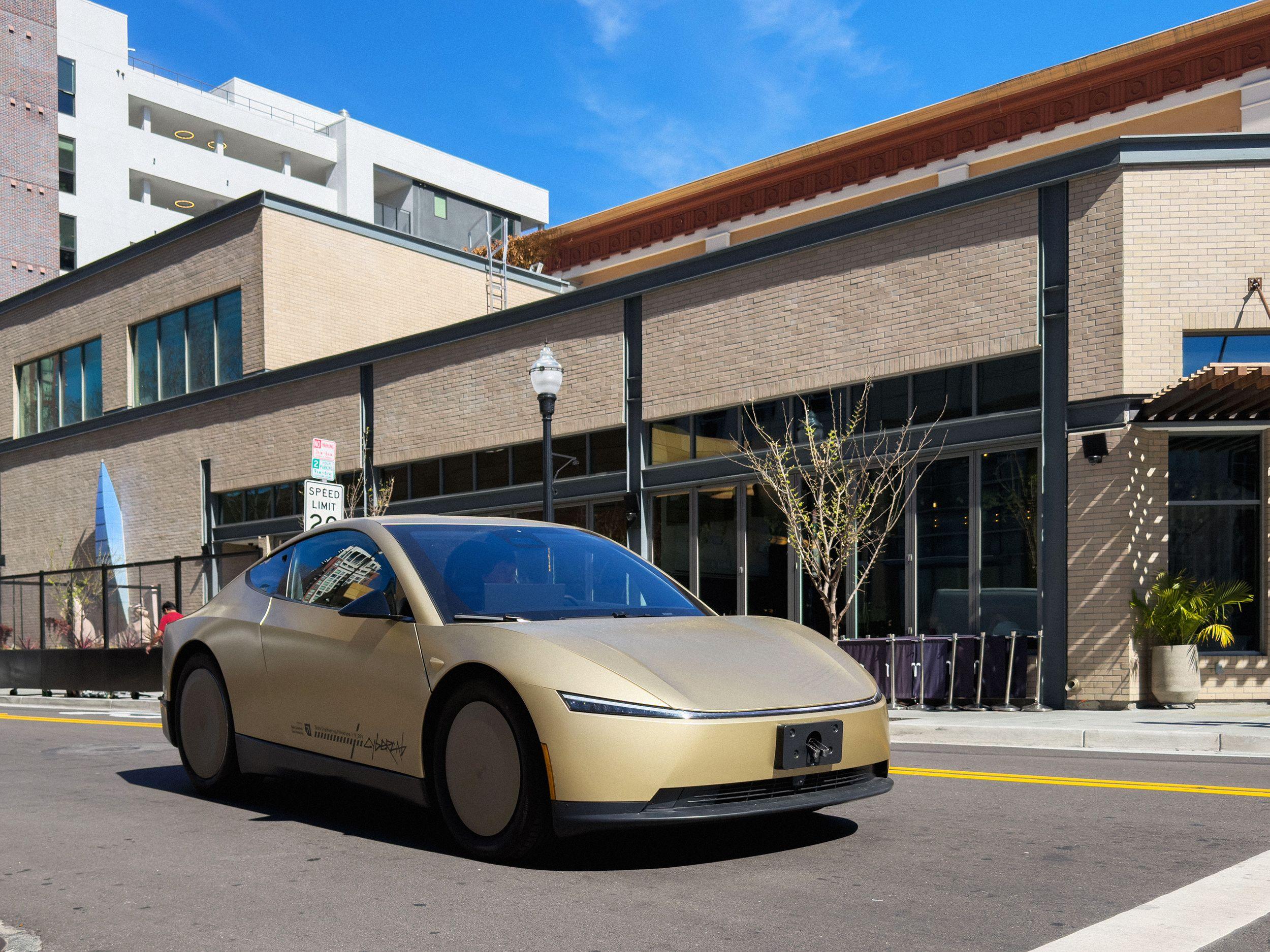 Tesla revela que sus robotaxis son controlados en ocasiones por conductores humanos a distancia