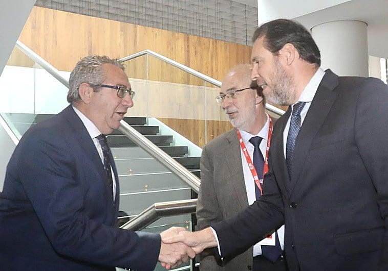 Toni Pérez solicita al Gobierno un mayor presupuesto para Alicante en presencia de Óscar Puente