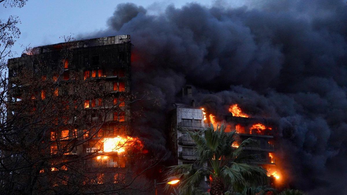 Catalá inspecciona las obras del edificio de Campanar que se incendió en 2024 y asegura que los vecinos regresarán a finales de